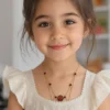 نمای نزدیک از پلاک میکی موس گردنبند بچگانه دانژه با جزئیات دقیق و پرداخت آینه‌ای باکیفیت