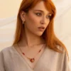 نمای نزدیک از حکاکی هنری و جزئیات دست‌ساز گردنبند صد جان منی روی فلز باکیفیت