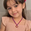 نمای نزدیک از حکاکی ظریف و سطح صیقلی گردنبند کوکی دانژه که نشان‌دهنده دقت در صنایع‌دستی است.
