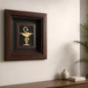 جزئیات هنری و ظریف جام داروساز در تابلو دانژه با پوشش ورق طلا و تزئینات دست‌ساز سنتی.