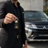 جزئیات دوخت دست‌دوز و بافت چرم اعلای جاسوئیچی میتسوبیشی در نمای نزدیک.